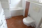 Badezimmer (vor Einzug des Mieters) - Eine helle und geräumige Obergeschosswohnung in direkter Innenstadtlage