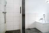 Badezimmer mit Dusche und Wanne - Erstklassige OG- Whg. über zwei Etagen mit traumhafter Dachterrasse in Oldenburg !