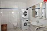 Badezimmer mit Waschmaschinenanschluss - Gemütliche, zentrumsnahe Obergeschosswohnung mit zwei Balkonen und Fahrstuhl für Personen ab dem 60. Lebensjahr!