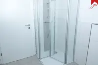 Badezimmer mit Dusche