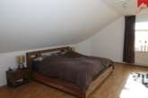 geräumiges Schlafzimmer im Obergeschoss - Stilvolles Einfamilienhaus zum Wohlfühlen in ruhiger Lage mit PV-Anlage und Wärmepumpe.
