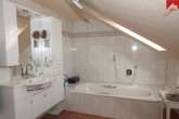 Badezimmer mit Badewanne im Obergeschoss - Stilvolles Einfamilienhaus zum Wohlfühlen in ruhiger Lage mit PV-Anlage und Wärmepumpe.