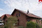 Außenfoto PV - Stilvolles Einfamilienhaus zum Wohlfühlen in ruhiger Lage mit PV-Anlage und Wärmepumpe.
