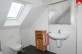Badezimmer Obergeschoss - Familienfreundliche Doppelhaushälfte in ruhiger Sackgassenlage von Aurich-Popens!