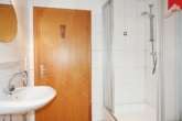Badezimmer Bild II - Gemütliche Dachgeschosswohnung für Singles in Aurich!