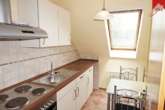 Küche mit Einbauküche - Gemütliche Dachgeschosswohnung für Singles in Aurich!