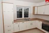 Küche mit Einbauküche - Gemütliche Doppelhaushälfte mit viel Platz und pflegeleichtem Garten in guter Lage von Großefehn!