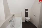 Badezimmer mit Badewanne und Dusche - Gemütliche Doppelhaushälfte mit viel Platz und pflegeleichtem Garten in guter Lage von Großefehn!