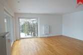 Wohnzimmer mit Zugang zur Terrasse - Erdgeschosswohnung in der City mit Garage und Garten!