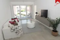 offener Wohnbereich mit Zugang zur Loggia