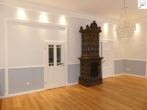 herrschaftliches Wohnzimmer - Gemütliche, sanierte Altbauwohnung im historischen Gebäude in guter Innenstadtlage!