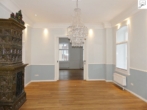 Wohnzimmer mit Erweiterung - Gemütliche, sanierte Altbauwohnung im historischen Gebäude in guter Innenstadtlage!