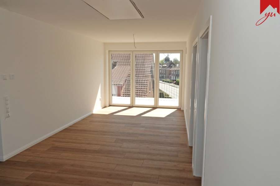 Wohn- und Essbereich mit Zugang zum Balkon