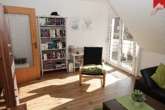 Whg. 3 Wohnzimmer mit Zugang zum Balkon - Attraktive Kapitalanlage: Vierparteienhaus in begehrter, stadtnaher Lage von Aurich!
