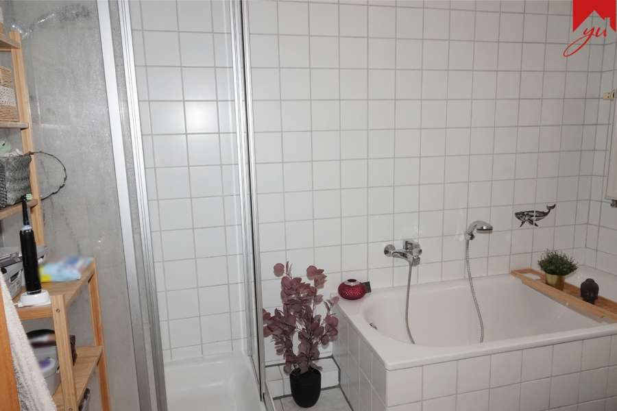 Badezimmer mit Dusche und Wanne OG II