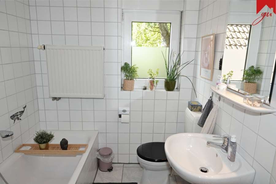 Badezimmer mit Dusche und Wanne OG