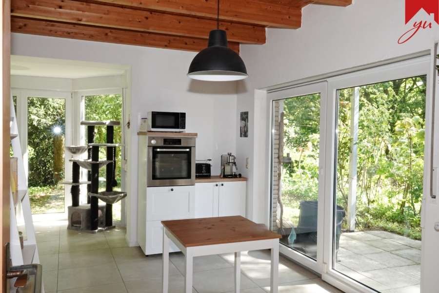 Essbereich mit Zugang zur Terrasse und Garten