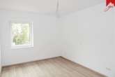 geräumiges Schlafzimmer - Sonnige Obergeschosswohnung im schicken Neubau mit Fahrstuhl! Für Mieter mit WBS.
