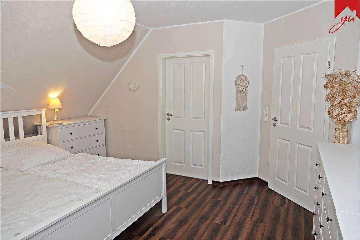 Schlafzimmer mit angrenzender Ankleide