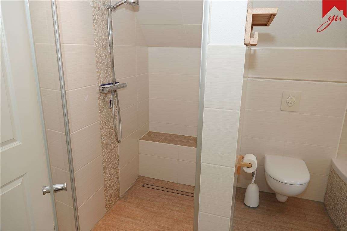 Badezimmer mit ebenerdiger Dusche