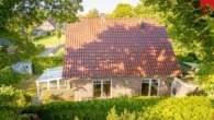 Drohenaufnahme; Rückansicht - Das perfekte Einfamilienhaus im energetisch einwandfreiem Zustand in begehrter Siedlungslage von Aurich- Wallinghausen!