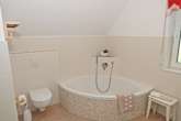 Badezimmer mit Eckbadewanne - Das perfekte Einfamilienhaus im energetisch einwandfreiem Zustand in begehrter Siedlungslage von Aurich- Wallinghausen!