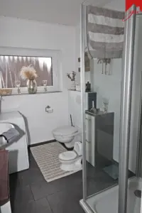 Badezimmer mit Dusche