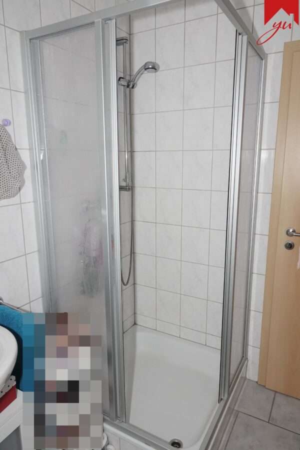 Badezimmer mit Dusche Bild 2