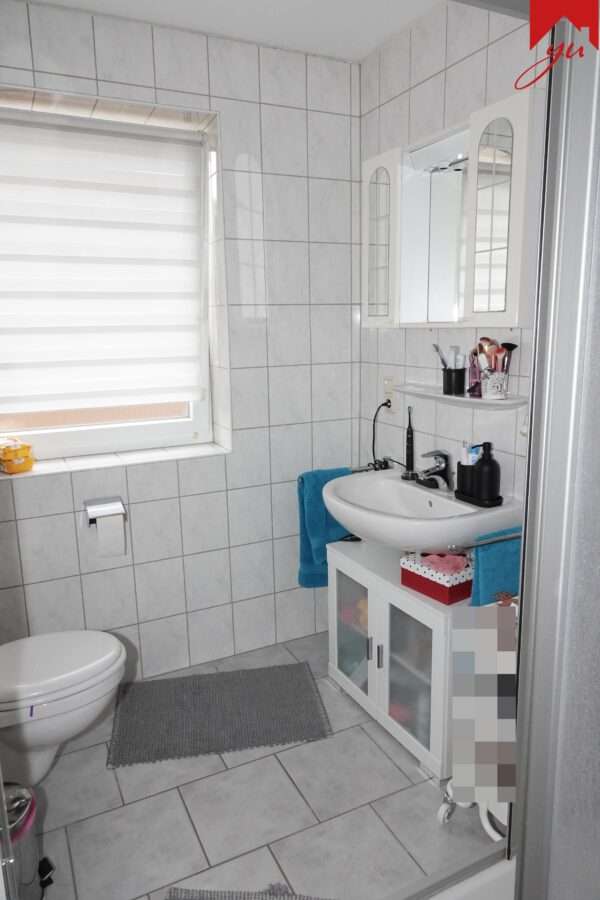 Badezimmer mit Dusche Bild 1