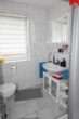 Badezimmer mit Dusche Bild 1