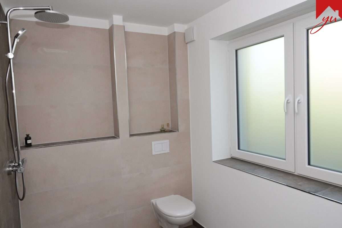 Badezimmer mit Dusche