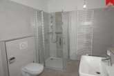 Badezimmer mit Dusche - Moderne Erdgeschosswohnung im ansprechenden Neubau und zentraler Lage von Wiesmoor!