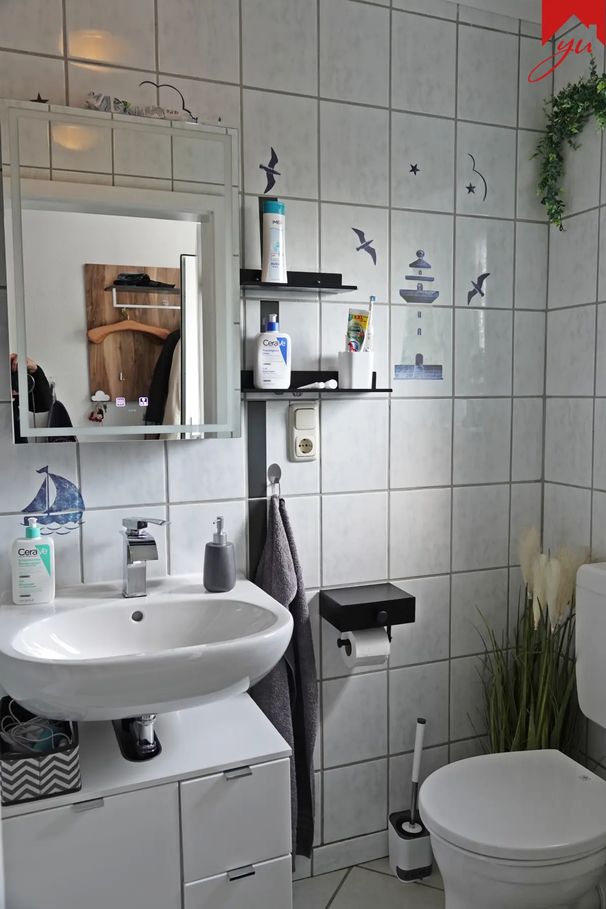 Badezimmer mit Fenster in der Einliegerwohnung