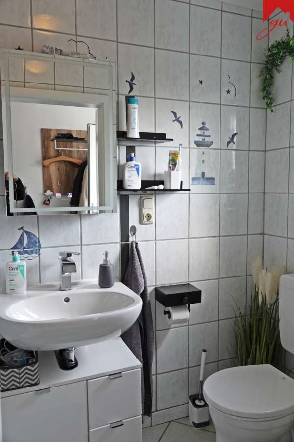 Badezimmer mit Fenster in der Einliegerwohnung
