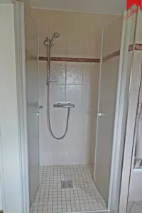 Badezimmer mit Dusche
