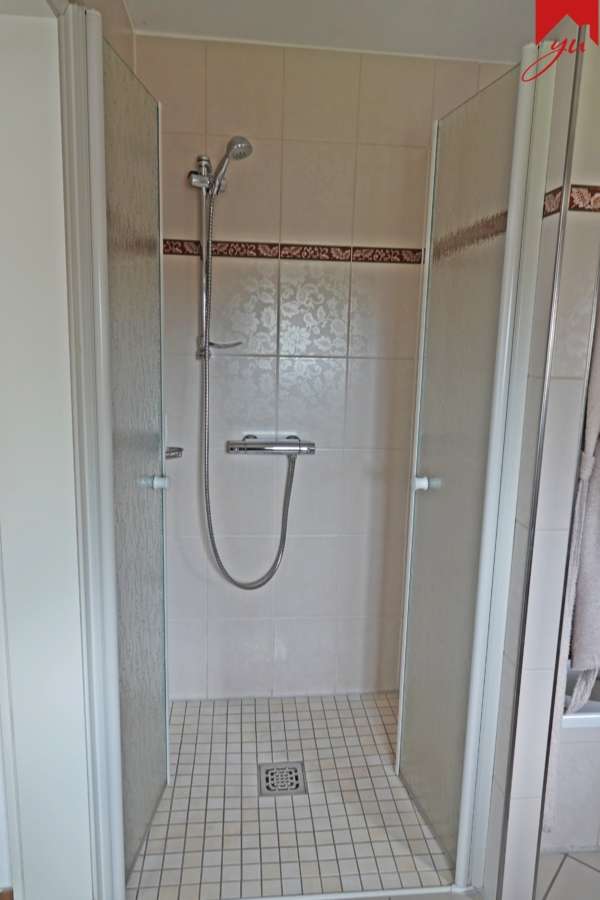 Badezimmer mit Dusche