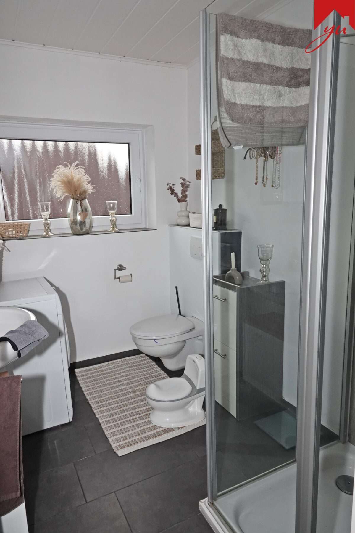 Badezimmer mit Dusche