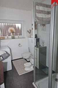 Badezimmer mit Dusche