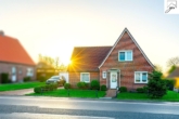 Straßenansicht - In absoluter Küstennähe! Freistehendes Einfamilienhaus im neuwertigen Zustand und kurzfristig bezugsfrei