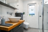 modernes Badezimmer im EG - In absoluter Küstennähe! Freistehendes Einfamilienhaus im neuwertigen Zustand und kurzfristig bezugsfrei