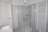Badezimmer mit Dusche - Helle Erdgeschosswohnung mit Terrasse in Wiesmoor – Neubau- Erstbezug!