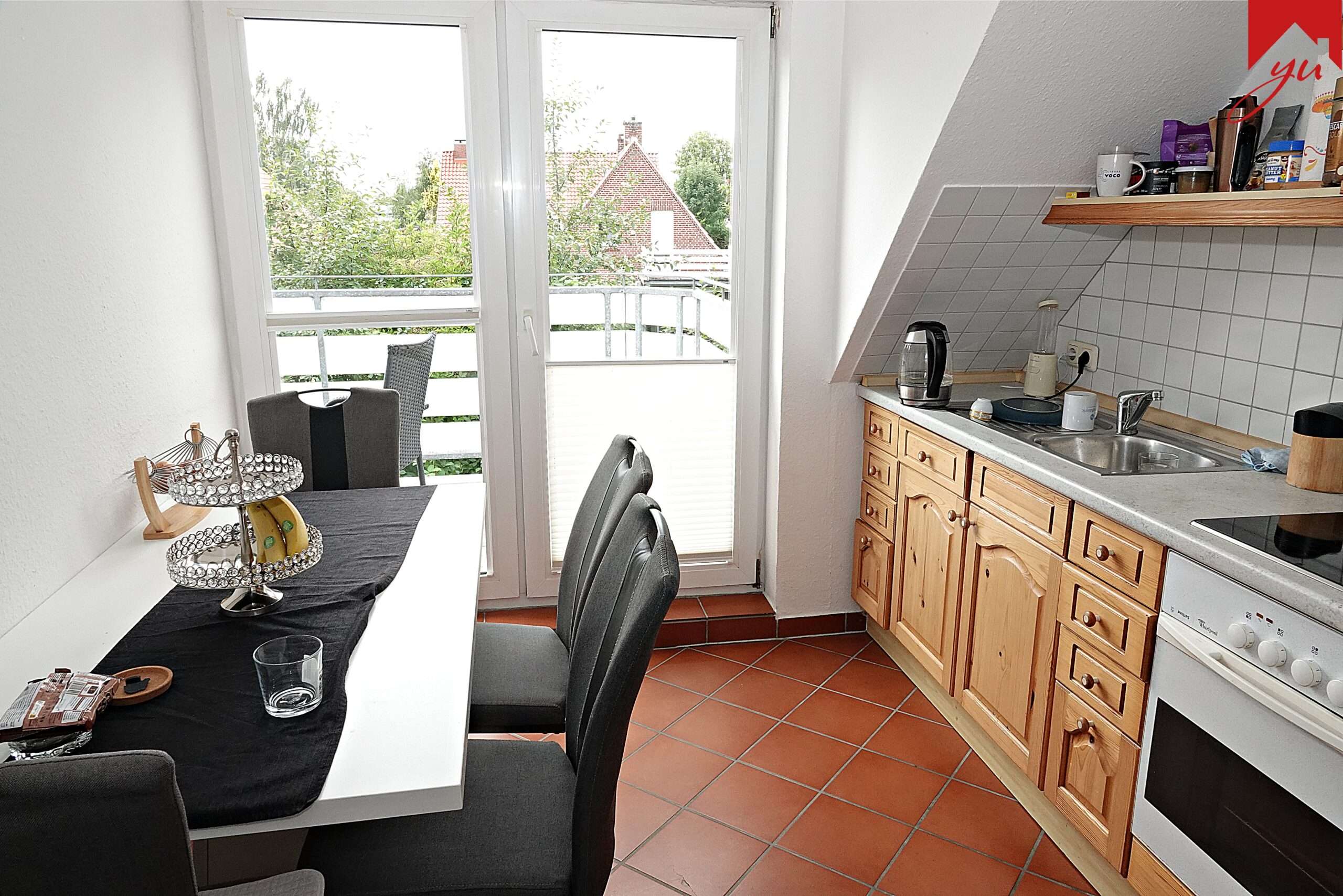 Küche mit Zugang zum Balkon