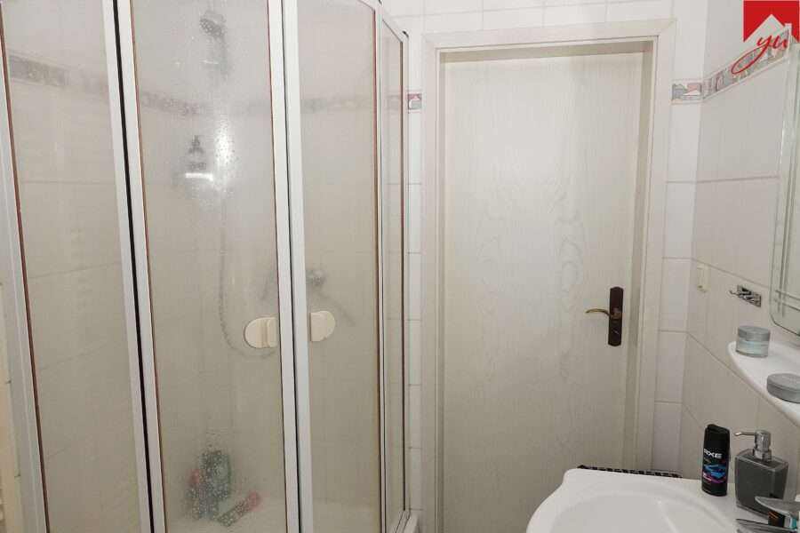 Badezimmer mit Dusche
