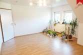 Wohnzimmer Bild II - Geräumige Drei- Zimmer Obergeschosswohnung in ruhiger Lage von Wallinghausen