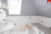 Badezimmer Bild I - Geräumige Drei- Zimmer Obergeschosswohnung in ruhiger Lage von Wallinghausen