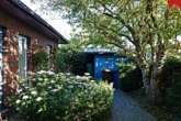 gemütlicher und gepflegter Garten - Wohnen auf einer Ebene! Zentraler Bungalow im Grünen – mitten in der City von Wittmund!