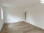 offene Küche - 3- Zimmer Sozialwohnung im EG eines schicken Neubau.