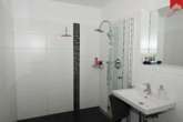 Badezimmer mit Dusche