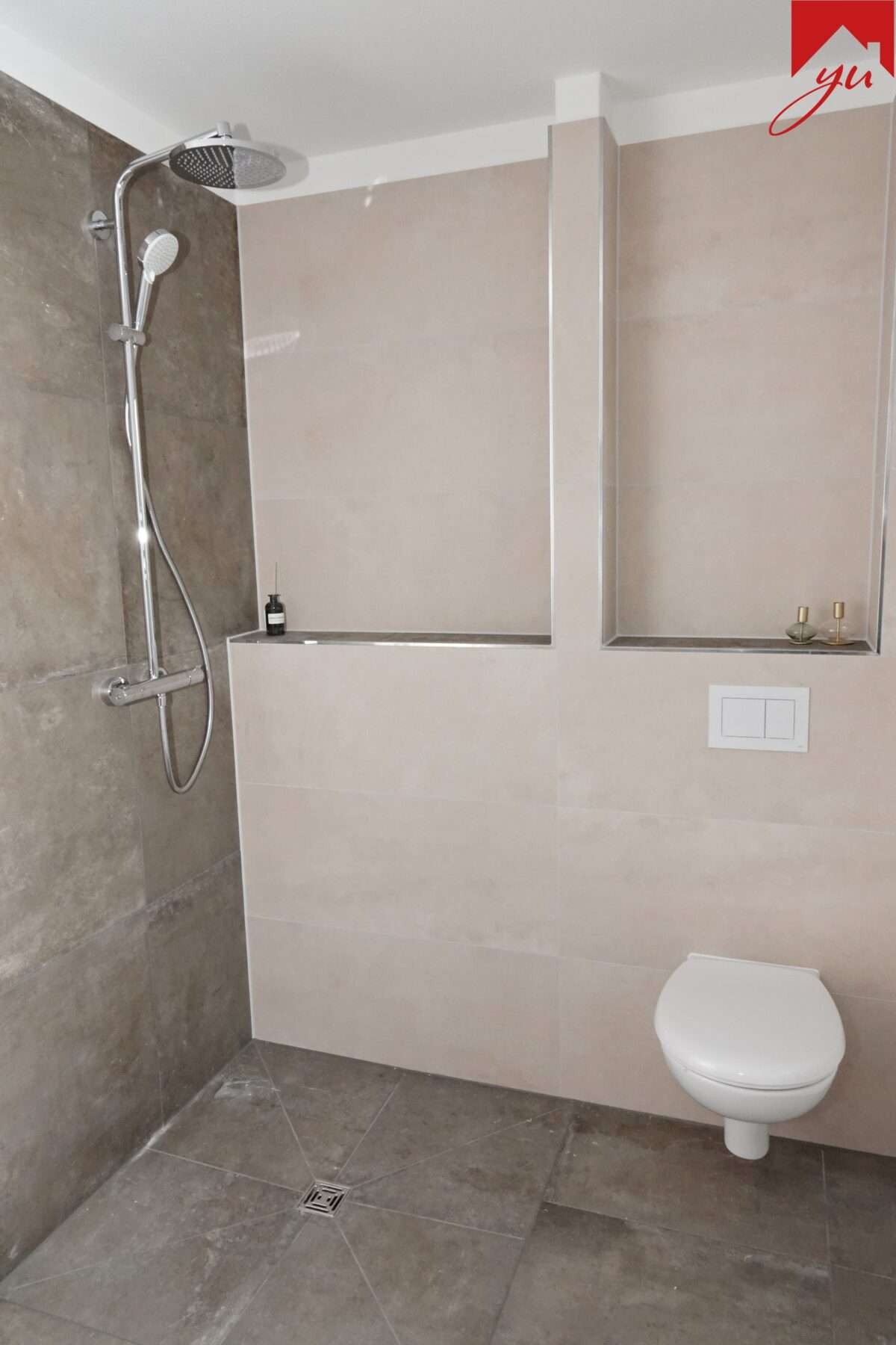Badezimmer, ebenerdiger Duschbereich