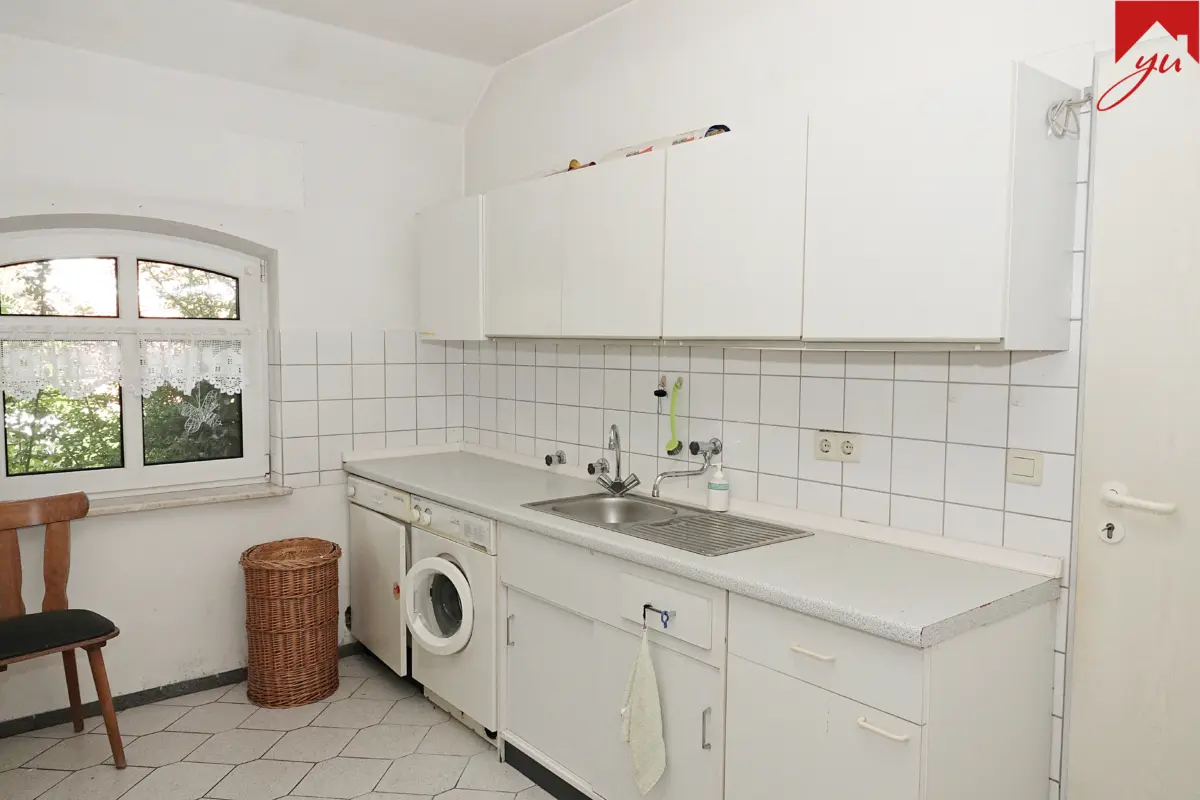 Hauswirtschaftsraum mit Zugang zur Garage